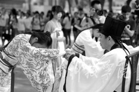 为纪念孔子诞辰2565周年，9月27日，bat365中文官方网站学子身着华丽汉服在孔子雕像前隆重行拜师礼，现场展示汉礼、秀书法和茶艺，弘扬传统文化。