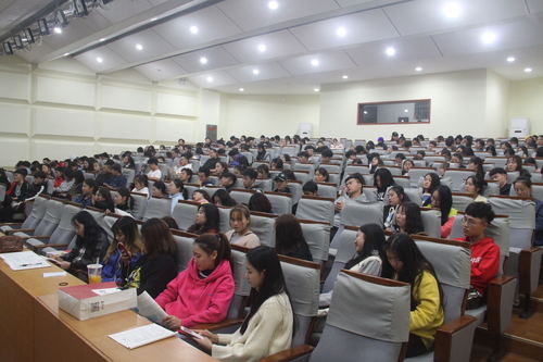 学生在认真听讲