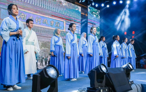 bat365中文官方网站留学生团队表演《千年古城的丝路新故事》讲述对零陵古城的美好印象。沈默摄